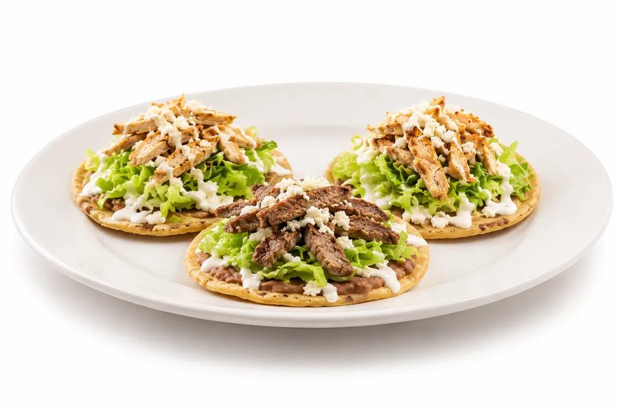 Sopesitos Sencillos (3 pzs.) — Frijol refrito, crema, queso y lechuga.